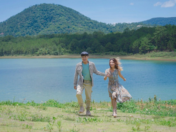 Á quân "The Voice" 2017 Hiền Mai vướng vào chuyện tình tay ba trong MV mới