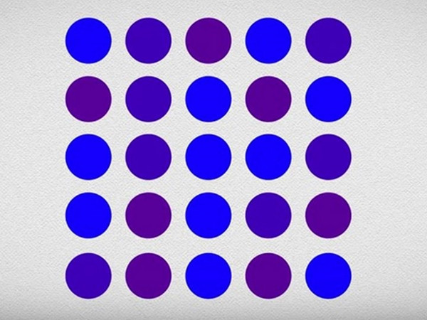 Chấm xanh hay chấm tím? Nhận thức màu sắc của bạn không tốt như bạn tưởng đâu!