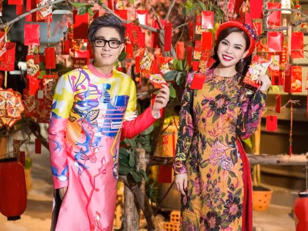 Bùi Anh Tuấn cùng Giang Hồng Ngọc tưng bừng đón Tết