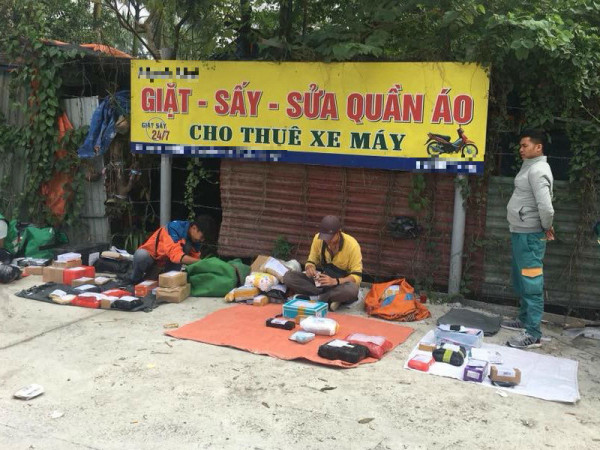 Chết cười cảnh shipper trải bạt bày hàng, "chầu chực" trước cổng trường vì sinh viên bị cấm mang điện thoại