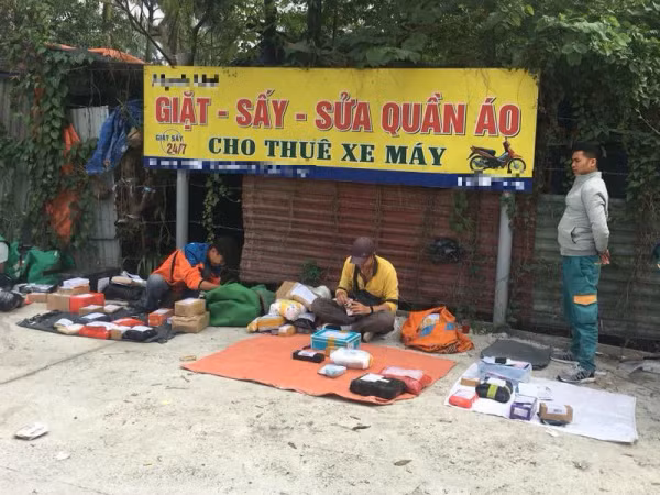 Chết cười cảnh shipper trải bạt bày hàng, "chầu chực" trước cổng trường vì sinh viên bị cấm mang điện thoại