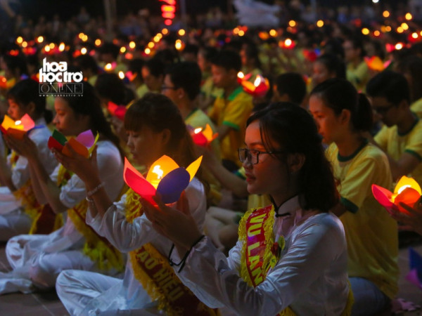Hà Nam: Hàng trăm bạn trẻ thắp hoa đăng tại chùa Ninh Tảo trong lễ Vu Lan báo hiếu