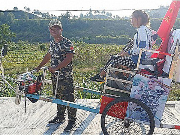 "Người chồng quốc dân" kéo xe đưa vợ vượt hàng ngàn cây số để tới điểm du lịch