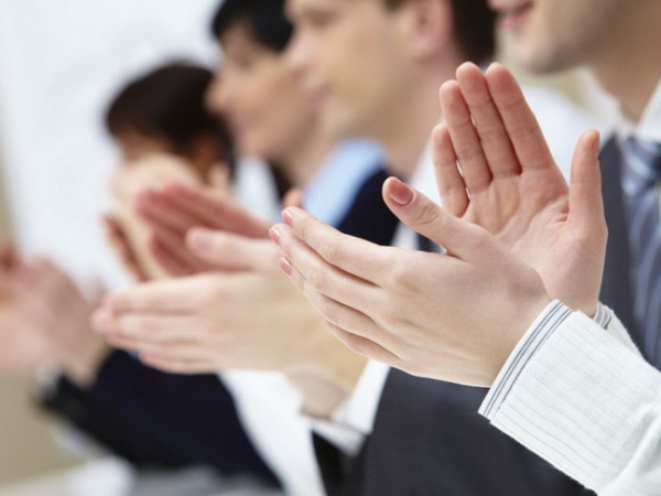 Những lời khen chứa một phần xấu xí