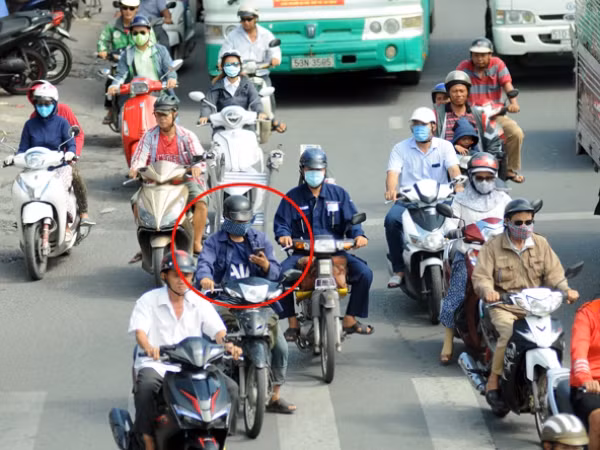 Từ 1/1/2020: Lái xe máy đeo tai nghe, dùng điện thoại di động bị phạt tới 1 triệu đồng