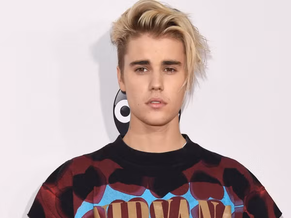 Justin Bieber tặng fan quà cuối năm với single mới và tour diễn hoành tráng 