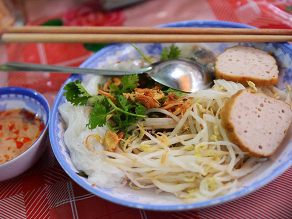 Người Sài Gòn kiên nhẫn đợi 15 phút chỉ để ăn bánh cuốn không biển hiệu