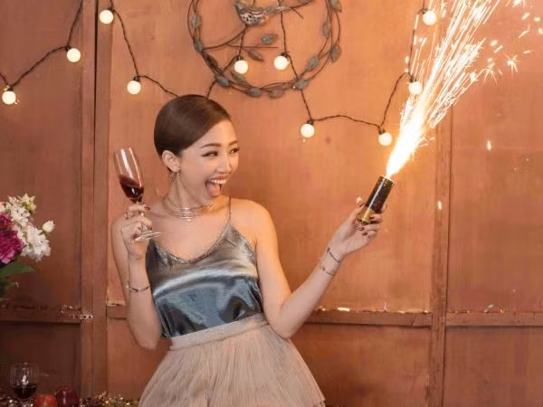 Chàng trai nào cũng muốn hẹn hò đêm Noel cùng người đẹp như Tóc Tiên