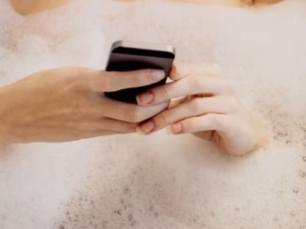 Dùng điện thoại khi đang tắm, nữ sinh 17 tuổi bị điện giật chết