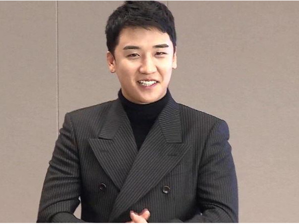 Bị trêu vì bọng mắt thâm quầng, Seungri (BIG BANG) "phản pháo" vô cùng hài hước