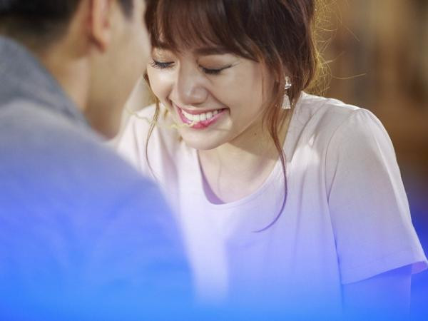 Hari Won ngại ngùng, e dè khi diễn cảnh yêu với cậu-em-kém-tuổi 