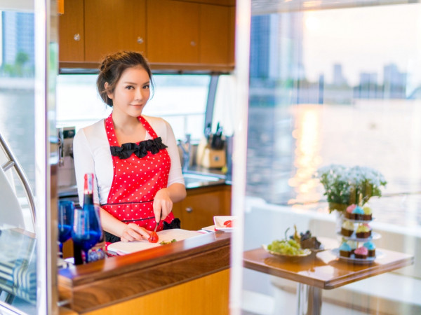 Lý Nhã Kỳ trẻ trung với trang phục thể thao khi làm bếp trên du thuyền