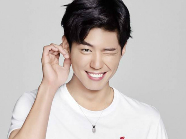 Thấy cụ bà bị bao vây bởi đám đông, Park Bo Gum đã kịp thời che chở