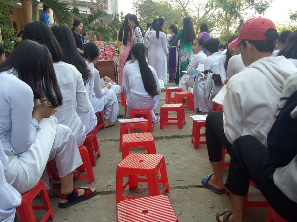 Bức ảnh "tả thực" cuối kì: Có những học sinh ngồi dưới sân chỉ để nhìn bạn bè lên nhận thưởng