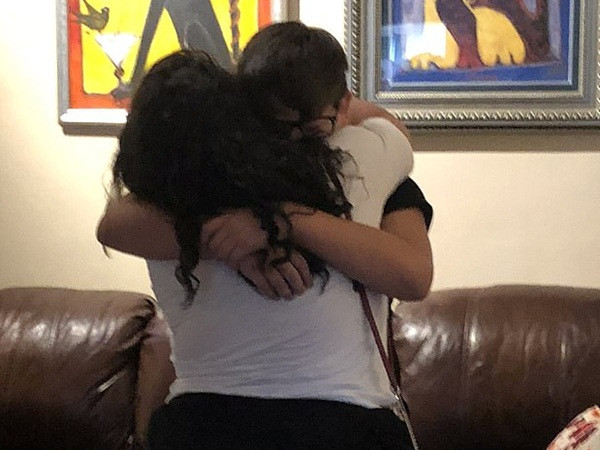 Khoảnh khắc xúc động cậu bé mồ côi được chính cô giáo của mình nhận nuôi