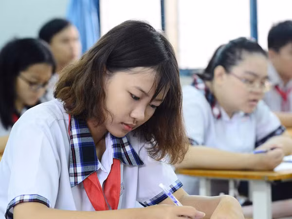 Thi vào lớp 10 căng thẳng nhưng tỷ lệ "chọi" trường top ở TP.HCM giảm
