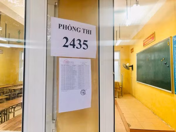 Đình chỉ thi với thí sinh sử dụng điện thoại trong thời gian ngồi chờ ở bài thi tổ hợp