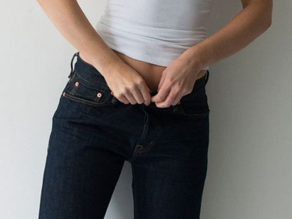 Quần bò ba triệu giúp... xì hơi thoải mái mà không ai ngửi thấy mùi