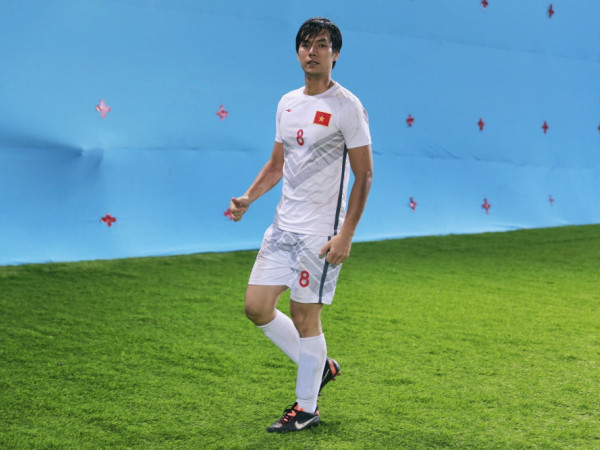 Nhan Phúc Vinh hạnh phúc vì được đóng phim cùng chính thần tượng bóng đá