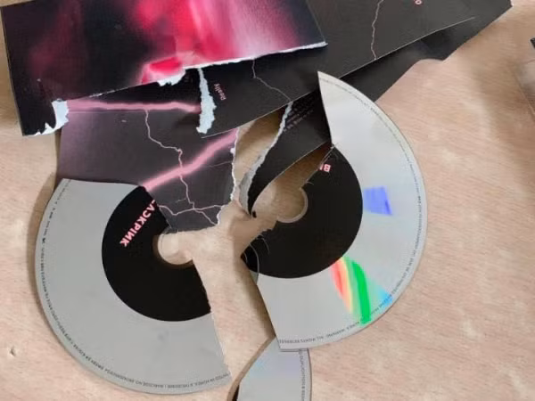 Kai (EXO) và Jennie (BLACKPINK) công khai hẹn hò: Nhiều BLINK phá hủy, đăng bán hàng loạt album 