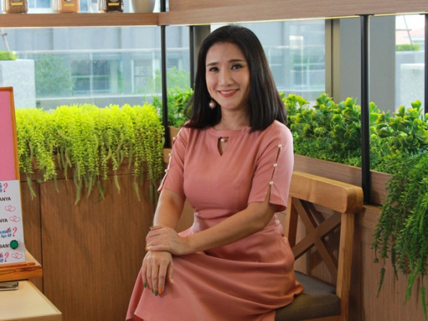 Quên những lùm xùm đi! Cát Tường đã trở về danh "bà mối" trong "Hẹn Ăn Trưa"