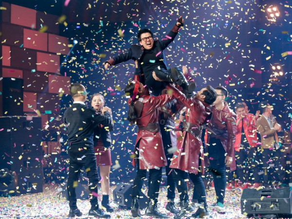 Phương Uyên bật khóc, nhìn học trò đăng quang quán quân Ban Nhạc Việt mùa đầu tiên