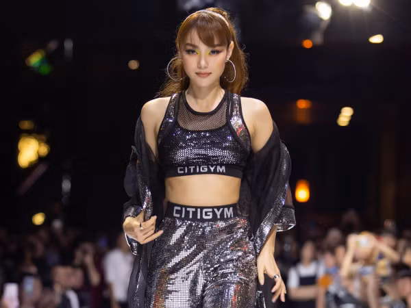 Không cần đến cú nhào lộn “kinh điển”, Minh Hằng vẫn chiếm trọn trái tim với thần thái ngời ngời