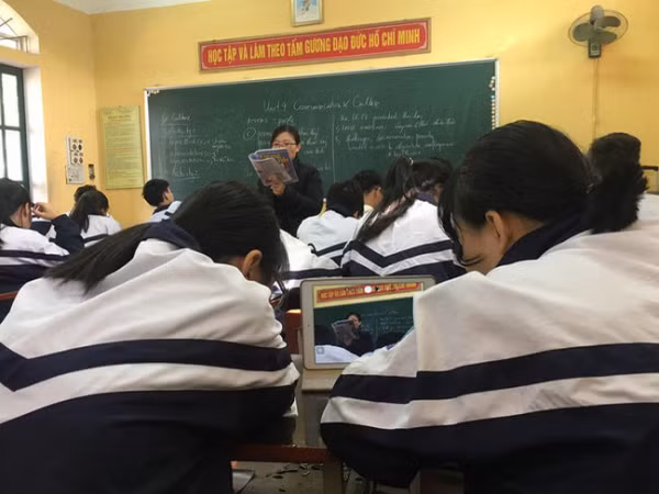 Quên mang kính, nữ sinh nghĩ ra cách "chữa cháy" cực bá đạo khiến dân mạng trầm trồ
