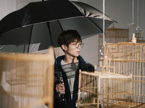 Soobin Hoàng Sơn mặc đồ ấm sực, "diễn sâu" không tưởng trong thời tiết... 30 độ!