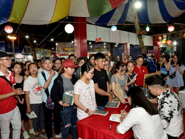 Iris Cao và Hamlet Trương tiếp tục ghi tên trên bảng vàng “Top 10 sách bán chạy nhất Hội sách 2018”