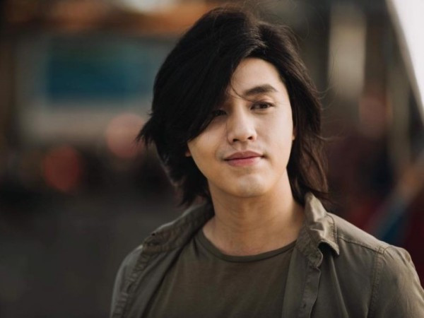 Sau mái tóc ngắn nam tính, Noo Phước Thịnh lại khiến fan tò mò với hình ảnh mới đầy lãng tử