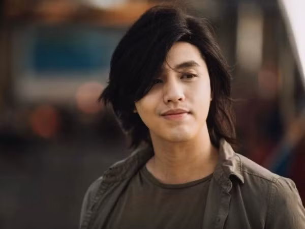 Sau mái tóc ngắn nam tính, Noo Phước Thịnh lại khiến fan tò mò với hình ảnh mới đầy lãng tử