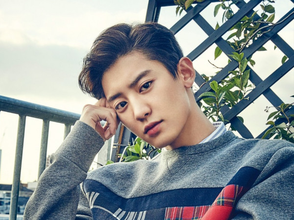 Còn ai dễ thương hơn Chanyeol, ra tận sông Hàn ngắm quà sinh nhật fan tặng