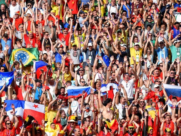 Quá "cuồng" World Cup, người lên cơn đau tim, người gây tai nạn giao thông