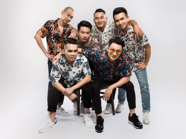 Hoàng Bách "chơi lớn" khi mang gần 100 nghệ sĩ vào MV "Chạm Vào Vinh Quanh" 