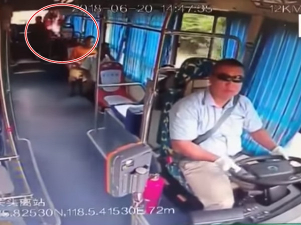 Sạc dự phòng phát nổ, hành khách chạy toán loạn trên xe buýt