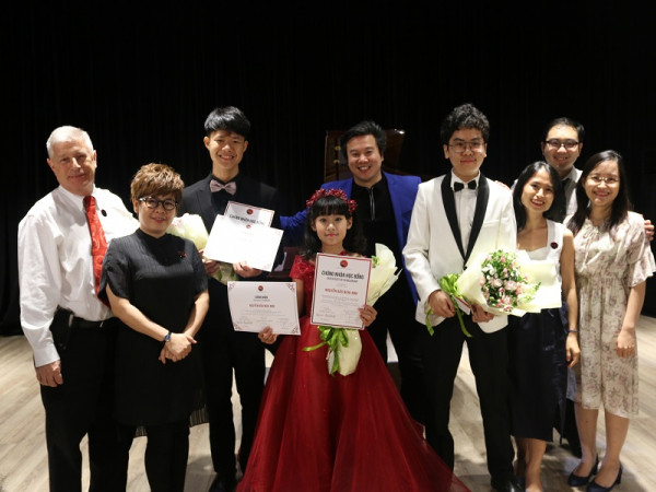 Gala concert của các tài năng piano nhí trở về từ "Thánh đường nghệ thuật" Carnegie Hall