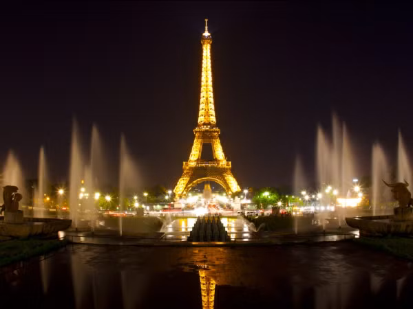 Có thể bạn sẽ sốc: Chụp hình tháp Eiffel tại Paris vào ban đêm là phạm pháp