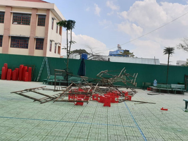 TP.HCM: Sập giàn giáo khi đang làm lễ 20/11, 15 học sinh bị thương