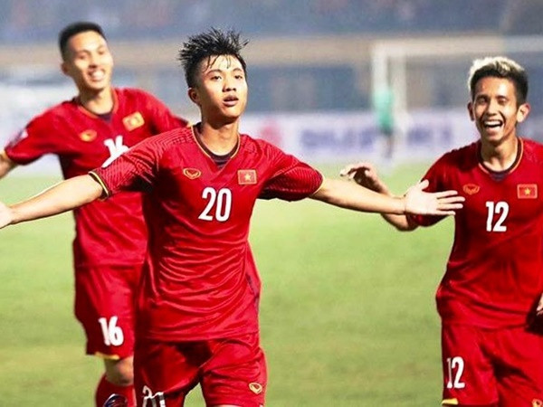 Tiền đạo Phan Văn Đức bất ngờ được thưởng nóng 100 triệu đồng
