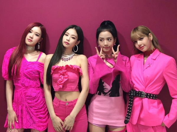 Những phong cách "thiêu đốt" sàn diễn Hè này của Black Pink