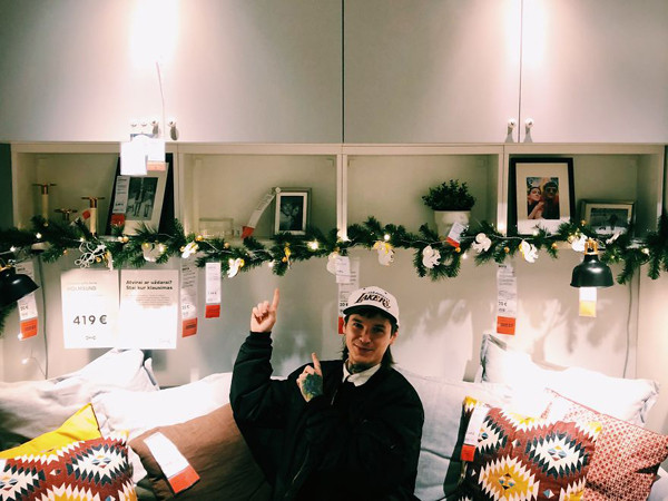 Cặp đôi trẻ nhanh chóng nổi tiếng trên mạng vì một trò đùa thú vị