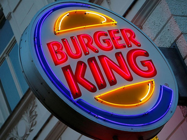 Khuyến mãi gây sốc: "Dính bầu" với cầu thủ World Cup, được ăn burger miễn phí!