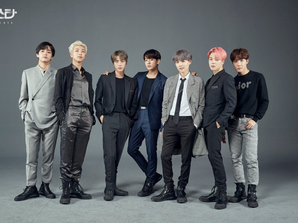 Vẽ bộ tranh siêu ý nghĩa về BTS, một ARMY được V mời về làm việc
