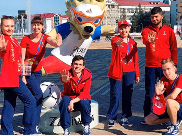 Nga: Ngắm lực lượng tình nguyện viên trẻ trung, quyến rũ tại World Cup 2018