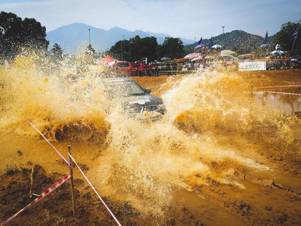 Vượt qua địa hình hiểm trở, các tay đua xe địa hình Việt "đẹp như trên phim"