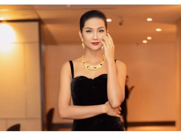 Hoa hậu H'Hen Niê xuất hiện nổi bật trong gam màu đen huyền bí