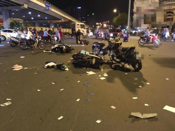 "Cái chết của người khác”: Dòng trạng thái ám ảnh sau vụ ô tô BMW tông hàng loạt xe máy