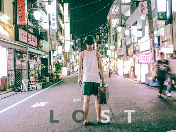 Gặp gỡ chàng trai mang dép tổ ong và đội nón cối đi khắp thế gian