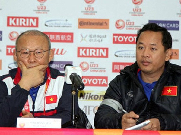 Lê Huy Khoa: Trợ lý ngôn ngữ hay người phát ngôn của đội tuyển?